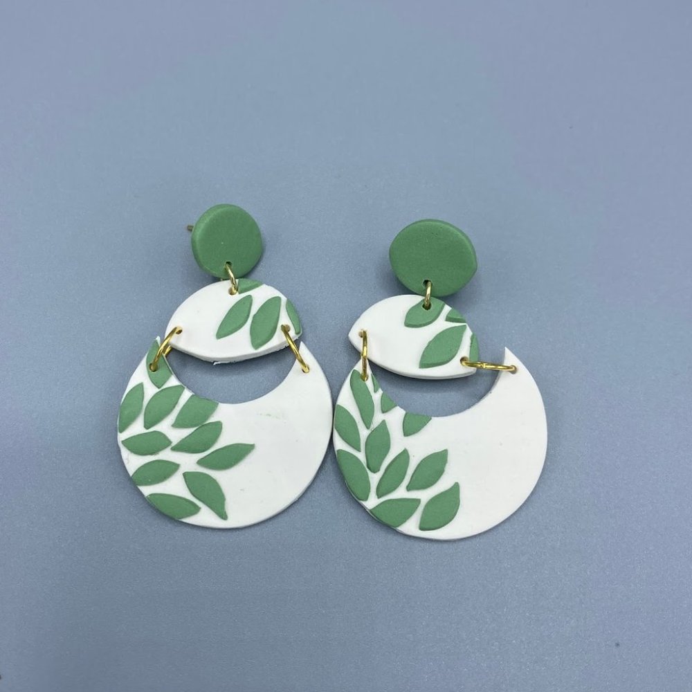 Green Ivy Leaves Statement Lightweight Polymer